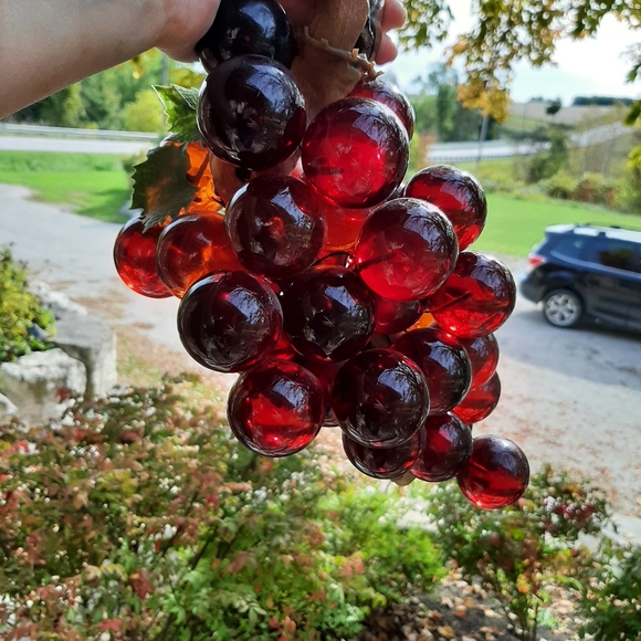 GORGEOUS!! RARE. Large vintage lucite grapes. - Picture 3 of 5